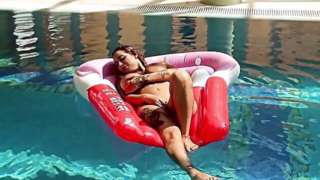 Underwater Show - big tits action