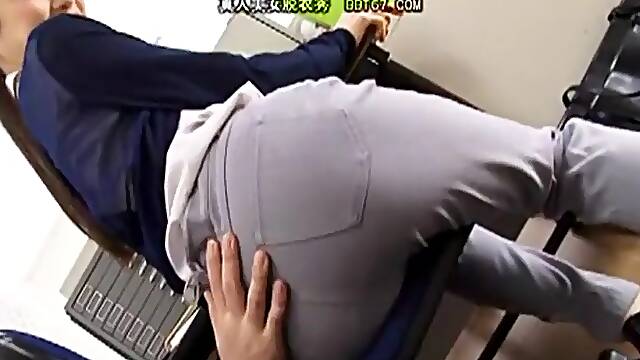 Hot ass Japanese secretary giving oral pleasure to dirty boss in the office
