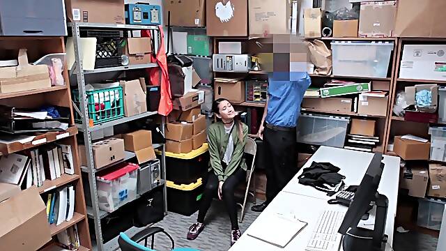 Security Guard Had a Hardcore Plan of Action for The Shoplifting Chick - Perp4k