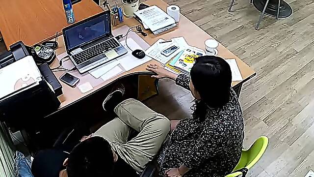 公司攝像頭黑客破解拍攝到的下班後帥氣經理與碎花連衣裙文員秘書偷情啪啪 邊看片邊研究各種動作 露臉高清