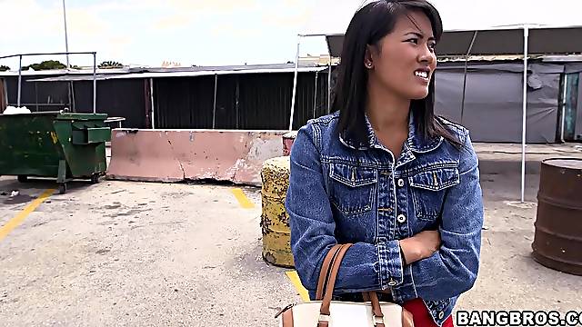 Smoking hot girl Angelina shows off her round butt in the car