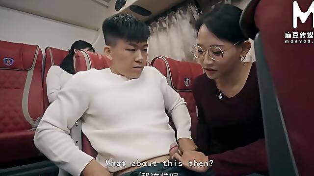 ModelMedia Asia - Repressing sounds during the time that savoring the thrill of secret sex on the bus