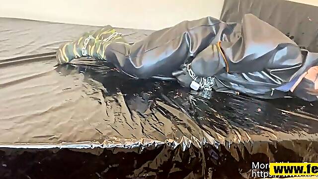 Fejira com Heavy-duty rubber clothing with chains to bind