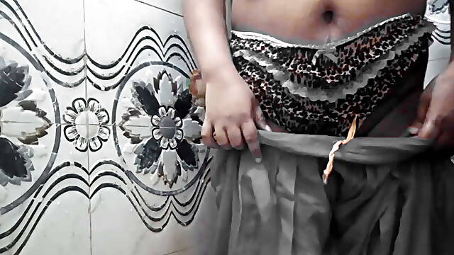 Aunty put carrot in her pussy, Aunty quenched thirst with carrot