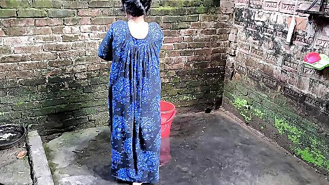 I Grabbed My Aunty While She Was Taking Bath and Started Fucking Her